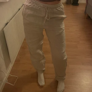 Beige linnebyxa - Väldigt bra skick, aldrig använda! Jättefina beiga linnebyxor, passar nu till vår och sommaren!😍