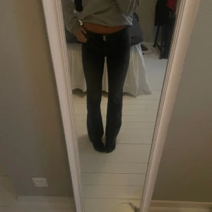 Jeans - Jeans från ginas ”Young Gina”. De är i storlek 164 och skulle säga att de sitter som st 32☺️ jag är 158 och de är lite långa för mej👍