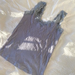 Spetslinne - Sött ribbat linne med spets💕