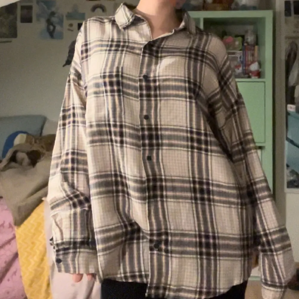 Oversize mysigt flanellskjorta🧸 ordentligt använd och lite nopprig  Väldigt tunn man är ändå varm💕. Skjortor.