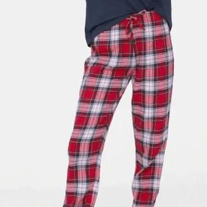 Mörkröda pyjamasbyxor  - Ett par mörkröda och vita pyjamasbyxor från Cubus! De är knappt använda men säljer för de är förkorta. Nypris ca 450kr. Byxorna finns inte längre att köpa. Första bilden var på ett par andra byxor fast samma modell bara i en annan färg!