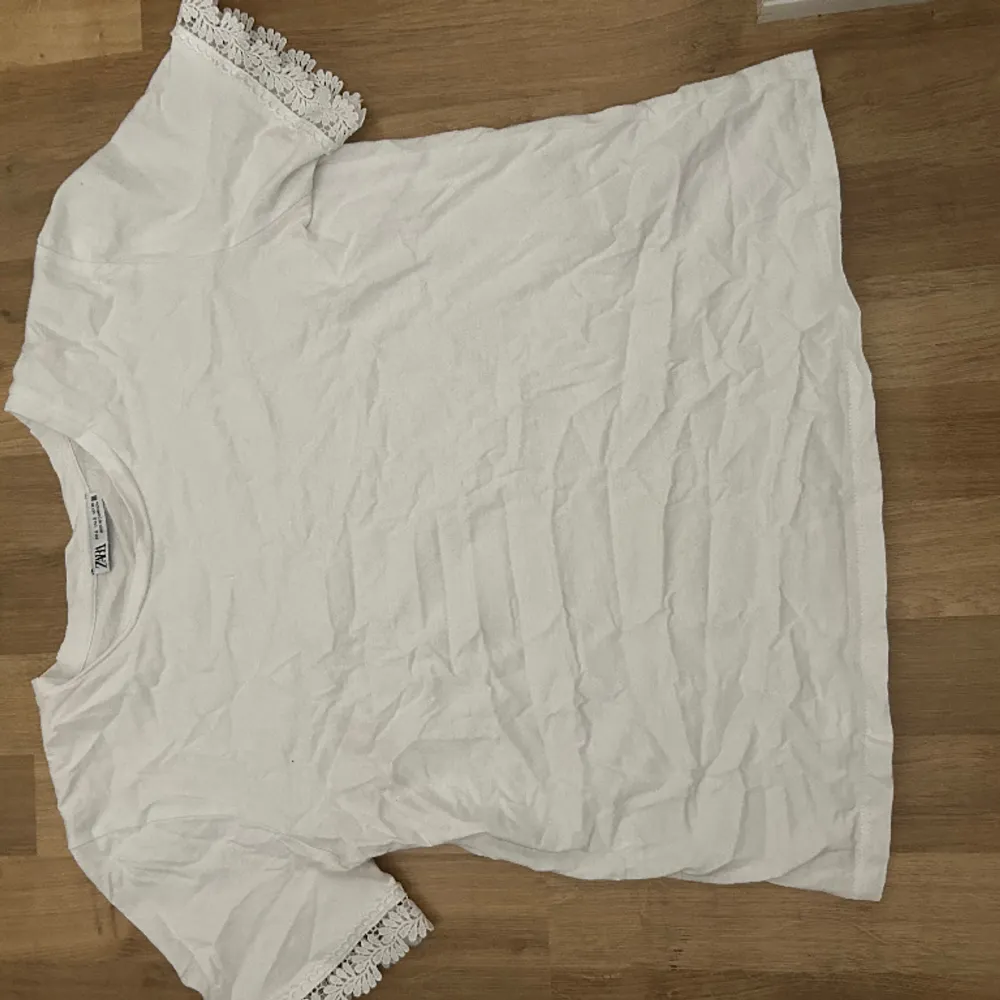 Nu säljer jag denna supersöta vita t-shirt med detaljer på ärmarna från zara!⭐️   Exakt denna modellen finns ej kvar på hemsidan. Köpte tröjan för runt 200kr😊. T-shirts.