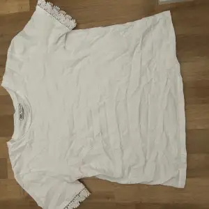 Nu säljer jag denna supersöta vita t-shirt med detaljer på ärmarna från zara!⭐️   Exakt denna modellen finns ej kvar på hemsidan. Köpte tröjan för runt 200kr😊