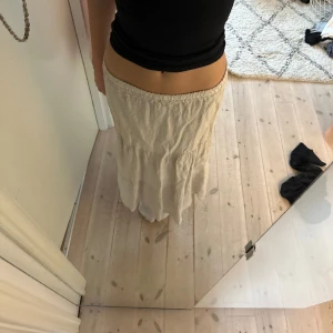 Lång linnekjol  - Längre kjol i linne som jag köpt i Italien men endast använt ett fåtal gånger. Som i nyskick men säljer pga för kort på mig som är 182🥰Storleken står ej men skulle gissa på en s