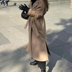 Snygg exklusiv beige Zara kappa - Snygg exklusiv Zara kappa. Material: ull Storlek: small Nypris ca 2000 Färg: beige 