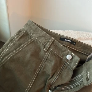 Gröna cargo-byxor - Oanvända cargo-byxor från Bikbok! Säljer då de inte passar mig längre.  Färgen syns bäst på sista bilden. 
