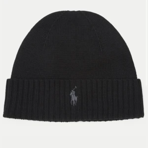 Ralph Lauren mössa - Tja! Säljer min Ralph Lauren mössa då den ej kommer till användning. Köpt på zalando för 599kr för ett tag sedan och är i bra skick! Den är one size och i färgen svart. 