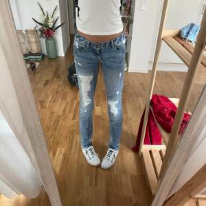 Jätte snygga jeans som inte längre kommer till användning ❤️ Jag är 175 och dem sitter perfekt i längden!