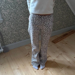Leopardmönstrade jeans  - Såå coola lågmidjade leopardmönstrade jeans från NAKD som dock är köpta för väldigt länge sedan så finns nog inte kvar💕 de är sparsamt använda och är som nya i skicket, midjemått 35 rakt över men de är stretchiga, innerbenslängd 83 (jag är 175)