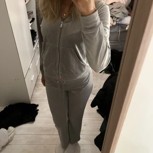 Mys set - Jätte mysigt set från Ginatricot. Köpt för några år sedan men sällan använd. Byxor storlek S Tröja storlek S Tillsammans 250kr Separat tröja 150kr Separat byxor 150kr 