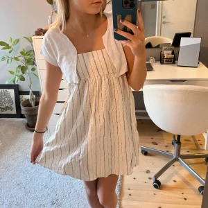 Söt klänning 🙌🏽 - Klänning med shorts under från Zara i strl XS 😊 Köparen står för frakt. 