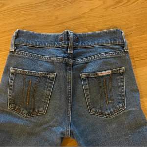 Jätte fina fornarina jeans som tyvärr är alldeles för små. Köpta på vinted men passade tyvärr inte. Något slitna längst ner men annars jätte bra skick💕(midjemått-76 cm, innerben- 79-80 cm) storlek 25(italiensk) tror de passar st 32💕