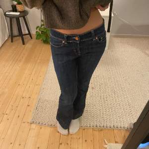 Låga utsvävngda jeans men coola bakfickor💕 Strl: W25 L32 Väldigt bra skick