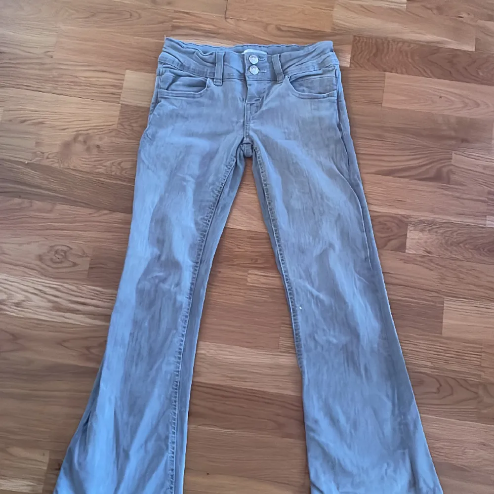 Low waisted jeans Gina tricot! En liten reva på ena byxbenet (se bild) säljer för att dem är för små.. Jeans & Byxor.