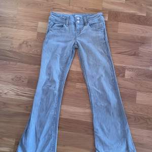 Low waisted jeans Gina tricot! En liten reva på ena byxbenet (se bild) säljer för att dem är för små.