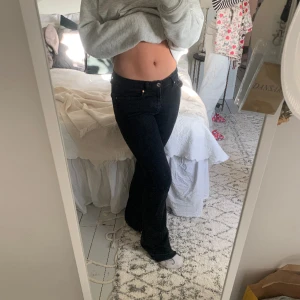 Svarta låg/medel höga bootcut jeans - Säljer nu dessa svarta bootcut jeansen ifrån Gina tricot. Dem är låga/medel i midjan och stoleken är 34. Byxorna är uppsprättade längst ner för en snyggare detalj med fransar som ger en lite mer ” sliten” känsla. Byxorna är lite urtvättade. Jag är 160cm💓