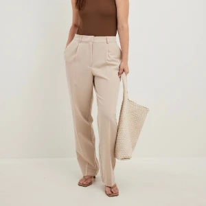 Beige kostymbyxor  - Beige kostymbyxor ifrån NA-KD i storlek 34, nyskick- endast använda några fåtal gånger🤍