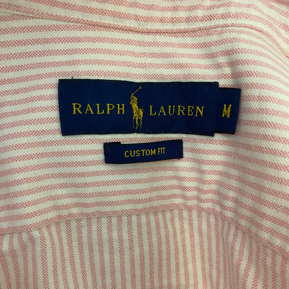 Ralph Lauren skjorta custom fit i storlek M. Köpt på Plick med har bara används en gång av mig. Nytvättad ❤️. Skjortor.