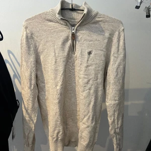 Morris half-zip - Beige half-zip från Morris  Använd i nyskick 7/10  Nypris 1099kr