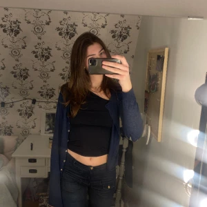 Kofta  - Supersöt kofta med stjärn detalj på armbågarna, använd fåtal gånger 💕