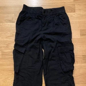 Lågmidjade cargobyxor  - Säljer ett par lågmidjade cargobyxor eftersom de är för små för mig. Stl är 32 men passar 32-34 ,detta eftersom resåren som finns. Använd görna KÖP NU!