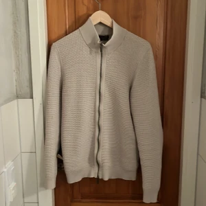 Massimo dutti zip - Tja! Säljer en riktigt fin Massimo Dutti tröja som är i mycket bra skick, tröjan är storlek L och är bara månader gammal. Kom med bud