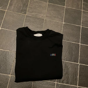 Ami Paris sweatshirt  - Ami Paris tröja i en limiterad modell som är sällsynt, som tyvärr blivit för liten för mig! Den är i jättebra skick 8/10 då den inte är använd så mycket förutom vissa tillfällen! Nypris på denna var 2700kr när jag köpte den!  Passar M