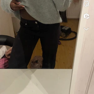 Svarta lågmidjande  - Ett par svarta lågmidjande jeans,med bra skick från h&m