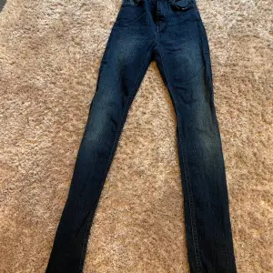 Snygga Crocker Jeans modell Sky high skinny 26/32. Tyvärr för små för mig 😊.