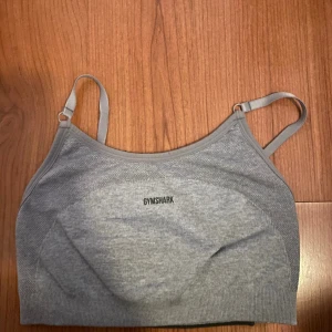 Gymshark sport-bh  - Sport bh från gymshark. Använd men i gott skick, dock inga inlägg kvar i bhn men det går att stoppa i från en annan! Väldigt stretchig, funkar på mig med M men skulle säga att den är aningen tajt, passar mer en S/XS.