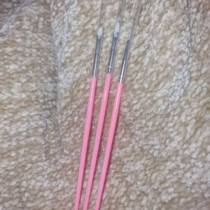 Nagelpensel - Väldigt fina och bra nagelpenslar. Helt nya och använda