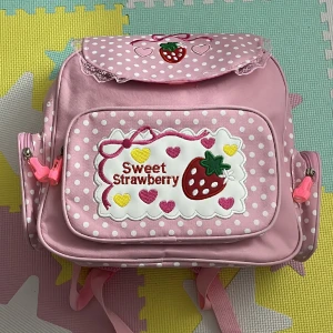 Fejk mother garden ryggsäck - Säljer för att jag vill göra mer plats i mitt rum, bara använd inomhus. Inga fläckar eller skador. Köpte den för 350kr. 