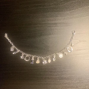 silver armband - Jätte fin silver armband, oanvänd och i bra skick!🫶🏽 skriv Järna till mig om ni undrar något eller vill ha fler bilder på den ⭐️