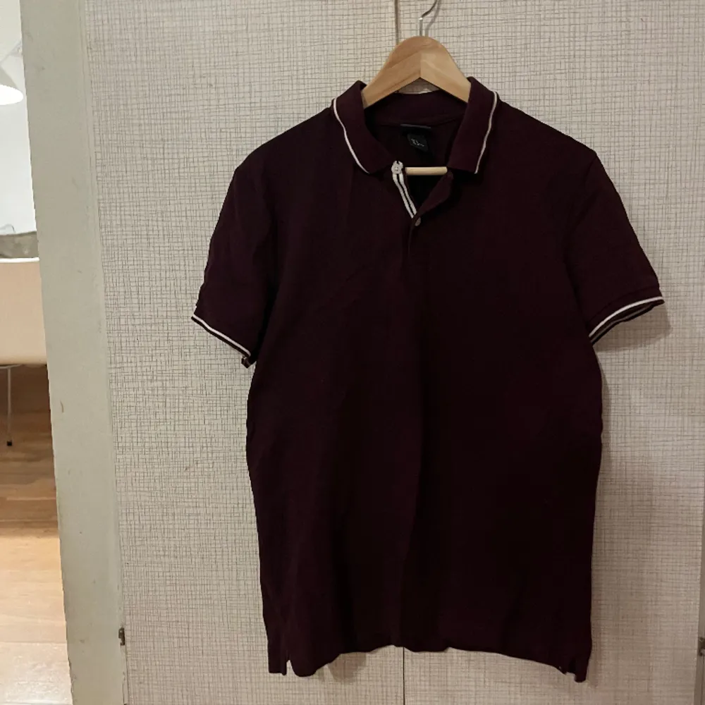 En vinröd t-shirt  Storlek:M Köparen står för frakt. T-shirts.