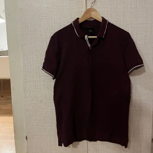 T-shirt  - En vinröd t-shirt  Storlek:M Köparen står för frakt