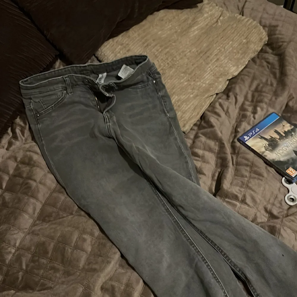 Säljer ett par gråa jeans då dom inte används längre . Jeans & Byxor.