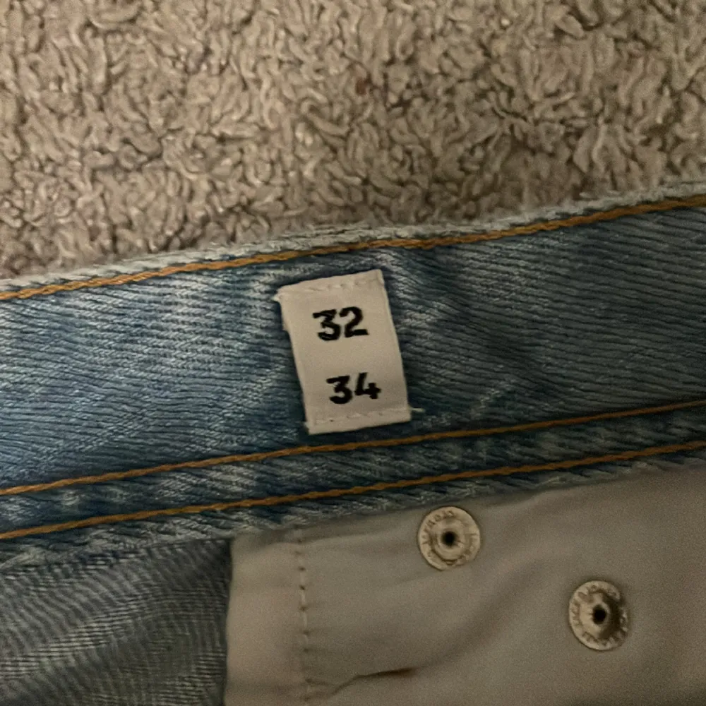 Stilrena ljusblå Jack And Jones jeans i storlek 32/34. Kontakta mig i DM vid intresse eller köp direkt!. Jeans & Byxor.