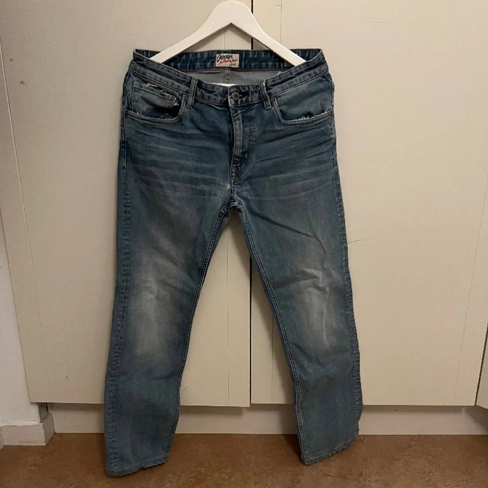 Ett par gamla ljus blåa jeans men fortfarande bra skick. Sitter väldigt bra. Storlek: 31.32  Sitter bra på någon runt 180cm. Jeans & Byxor.