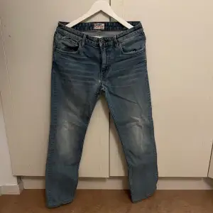 Ett par gamla ljus blåa jeans men fortfarande bra skick. Sitter väldigt bra. Storlek: 31.32  Sitter bra på någon runt 180cm