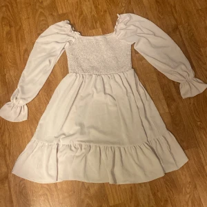 Jätte fin klänning  - Skit fin beige klänning 
