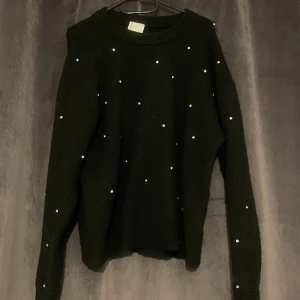 Stickat tröja med pälor - Jätte fin tröja med pärlor, jätte bra skick