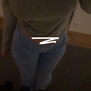 Ljus blåa juicy byxor  - Jag säljer dom här juicy byxorna då dom blivit för korta för mig, byxorna skulle passa jättebra på någon under 1,60. 