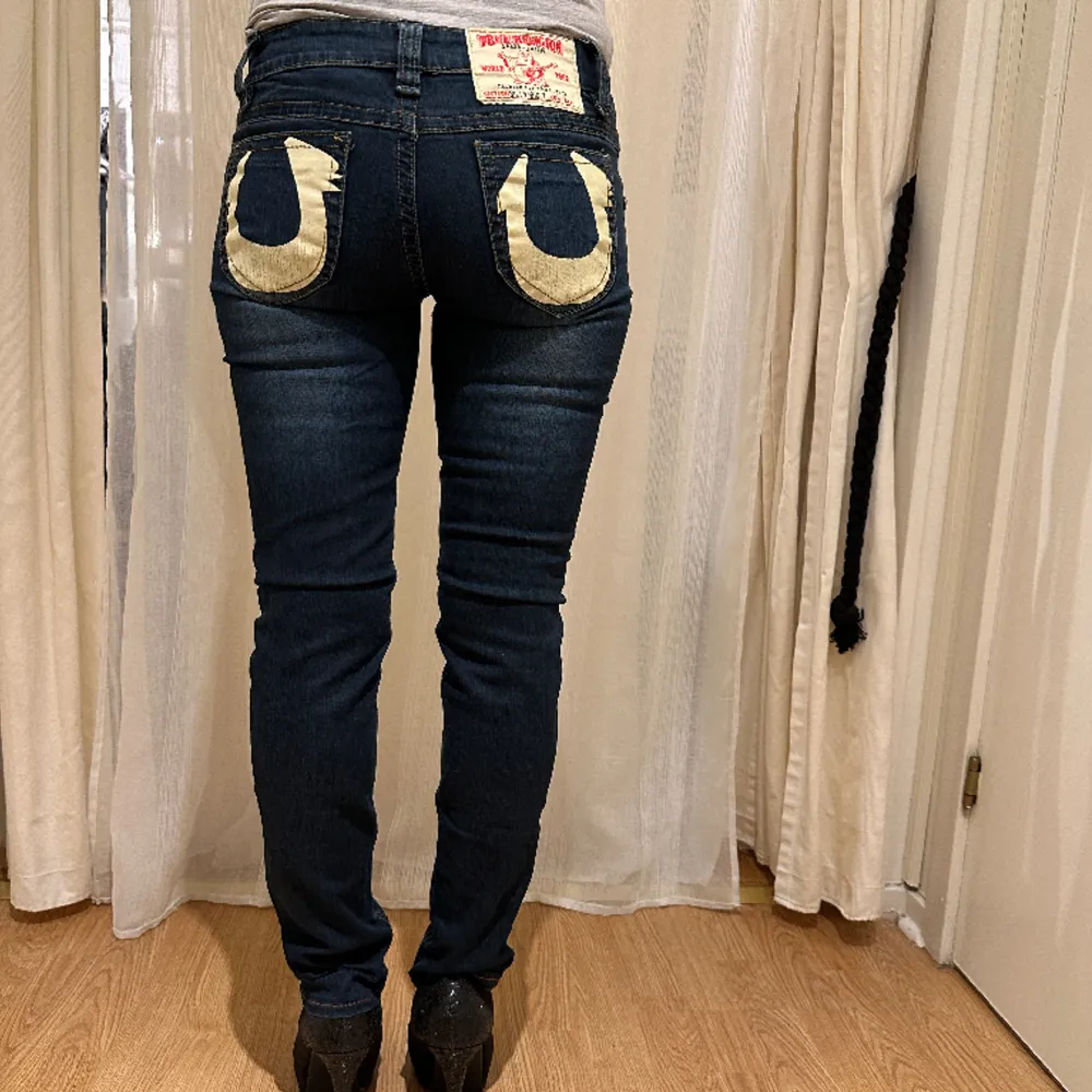 äkta true religion jeans i bra skick. Storlek 28. För jämförelse är modellen på bilden ca 165 cm. Jeans & Byxor.