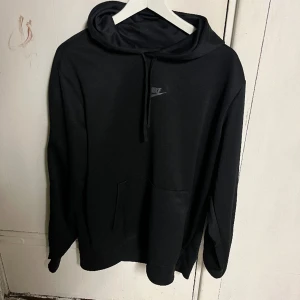 Nike hoodie - Säljer nu min nike hoodie då den ej används längre.  Super bra skick och väldigt fräsch.