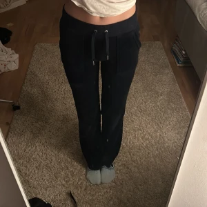 mörkblå juicybyxor - Mröklblå juicybyxor köpta Februari-Mars 2023 ❤️ Vädligt fint skick använda fåtal gånger. Köpta för 1100kr säljer för 650kr