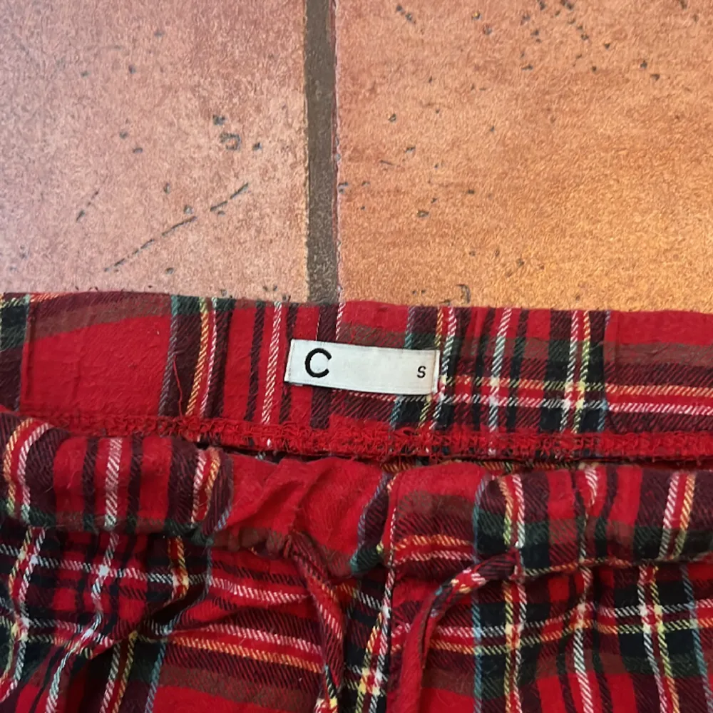 Pyjamasbyxor från Cubus storlek S begagnat skick. 50kr. Jeans & Byxor.