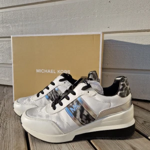 Oanvända Michael Kors skor - Stl 38.5. Oanvända. Äkta MK-skor.