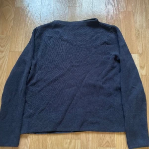Mörkblå tröja - En mörkblå tröja som har tagits hand om väl och väldigt bra skick, har inga defekter så som smuts/fläckar eller hål 🔆 använts fåtal gånger