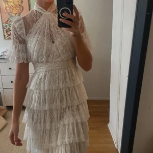 By Malina klänning - Super fin klänning, endast använd 1 gång så i nyskick💗 Storlek 36/S, nypris 2800kr