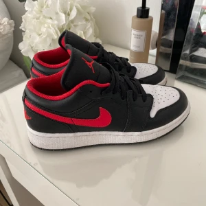 Nike Jordans  - Använd Max 5 gånger. Är som helt nya 